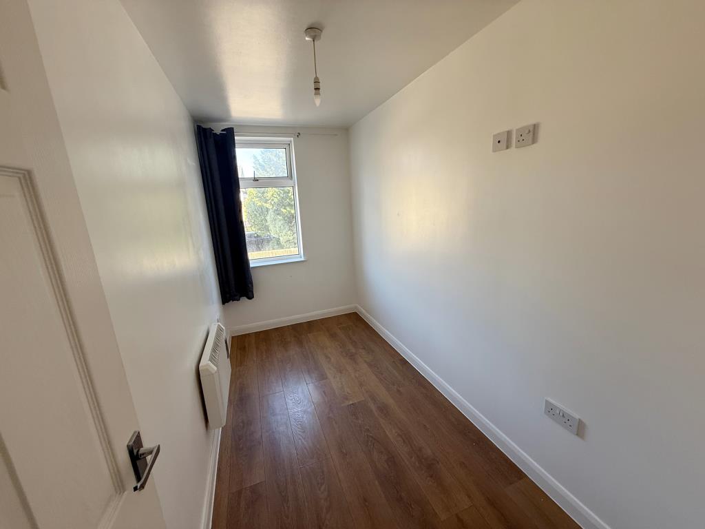 Lot: 47 - WELL PRESENTED TWO-BEDROOM FLAT - Bedroom